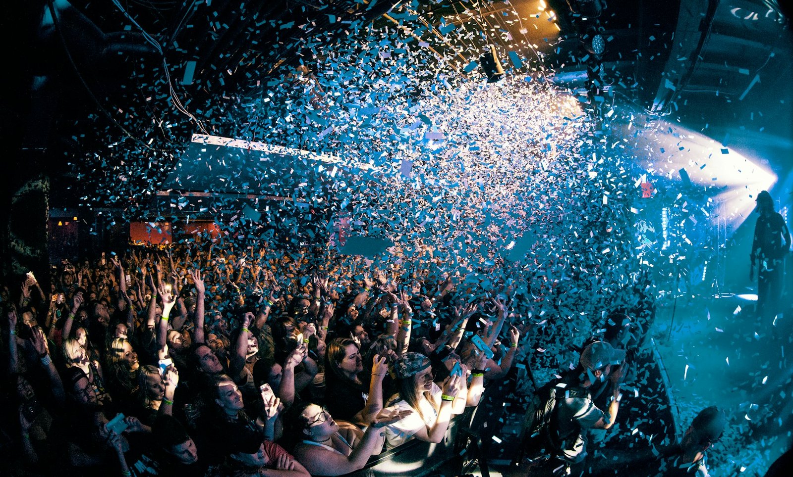 Foule et confettis en soirée